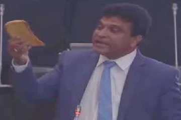 பாண் துண்டுடன் நாடாளுமன்றத்திற்குள் வந்த உறுப்பினர்:அவையில் அமளி