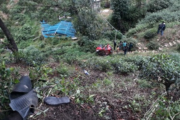 100 அடி பள்ளத்தில் கவிழ்ந்து முச்சக்கர வண்டி விபத்து | Three Wheeler Accident Falls Into 100 Foot Gorge