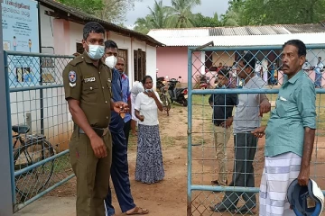 வவுனியா தோணிக்கல் பகுதியில் அரசாங்கத்தின் பணம் கிடைக்காமையால் குழப்பநிலை