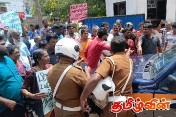 கரைச்சி பிரதேச சபையின் தவிசாளருக்கு எதிரான கவனயீர்ப்பு போராட்டம்!