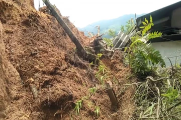 வீட்டின் மீது சரிந்து விழுந்த மண்மேடு ; பலி எண்ணிக்கை உயர்வு