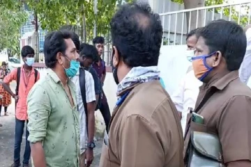 பேருந்தின் கூரையில் ஏறிய மாணவர்கள்... தட்டிக்கேட்ட கண்டருக்கு அடி உதை