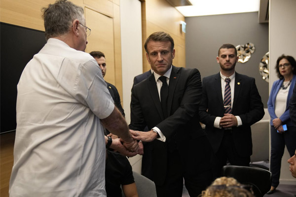 நெதன்யாகுவை சந்திக்க இஸ்ரேல் சென்ற அதிபர் மேக்ரான்! | French President Emmanuel Macron Arrives In Israel