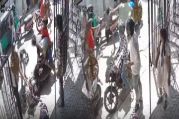 பாடசாலை முன்பாக மாணவியின் தந்தை மீது தாக்குதல் ; வெளியாகின சிசிரிவி காட்சிகள்