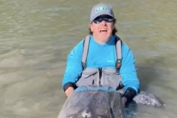 போர் அடிக்குதுனு மீன் பிடிக்க போன கனடா ஜோடிக்கு அடித்த ஜாக்பாட்! லக் அடிச்சா இப்படி அடிக்கணும்!