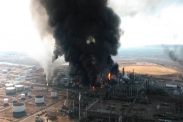 டெக்சாஸ் எண்ணெய் சுத்திகரிப்பு நிலையத்தில் பாரிய வெடிப்பு ; மக்கள் வீட்டிலேயே இருக்க அறிவுரை