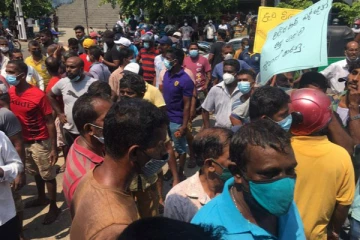 இலங்கையில் அரசுக்கெதிராக கிளர்ந்தெளும் மக்கள்! மொரட்டுவையும் சூடுபிடித்துள்ளது(Photos)