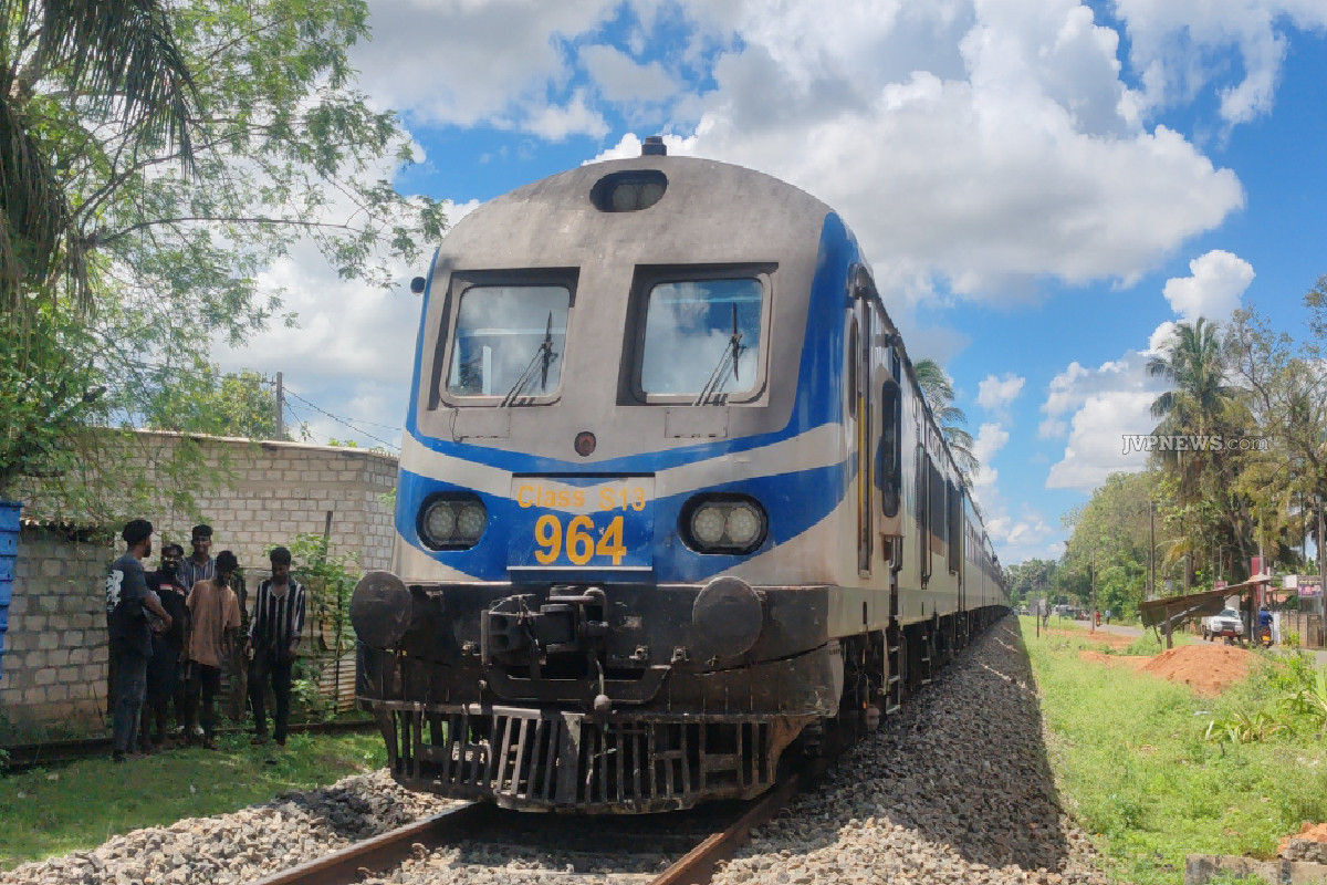 வவுனியாவில் கோர விபத்து; தூக்கி வீசப்பட்ட முச்சக்கர வண்டி; ஸ்தலத்தில் பறிபோன உயிர் | Three Wheeler Collides With Train In Vavuniya Dead