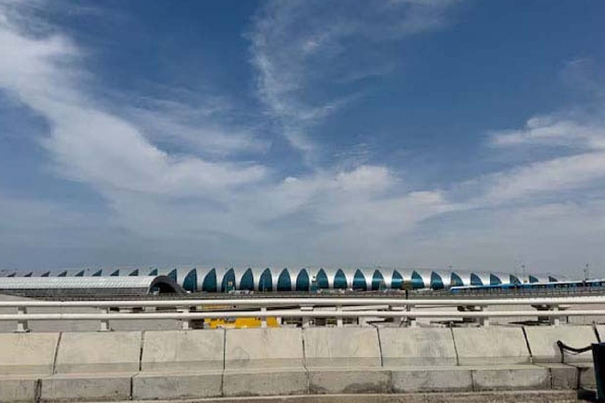 பற்றி எரியும் எண்ணெய் கிடங்கு! துபாய்க்கான அனைத்து விமானங்களையும் இரத்து செய்த எமிரேட்ஸ் | Attack Oil Depot Near Dubai Airport Cancel Flights