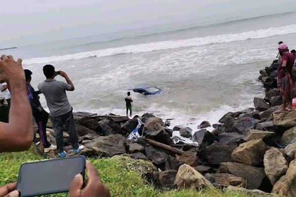 சாரதி தூங்கியதால் கடலில் வீழ்ந்த கார்!(Photos) | A Car That Fell Into The Sea In Vellamadam Area