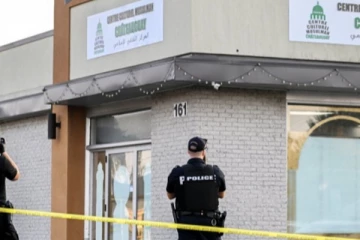 கனடாவில் பள்ளிவாசல் ஒன்றில் இடம்பெற்ற தாக்குதல்! மூவருக்கு நேர்ந்த நிலை