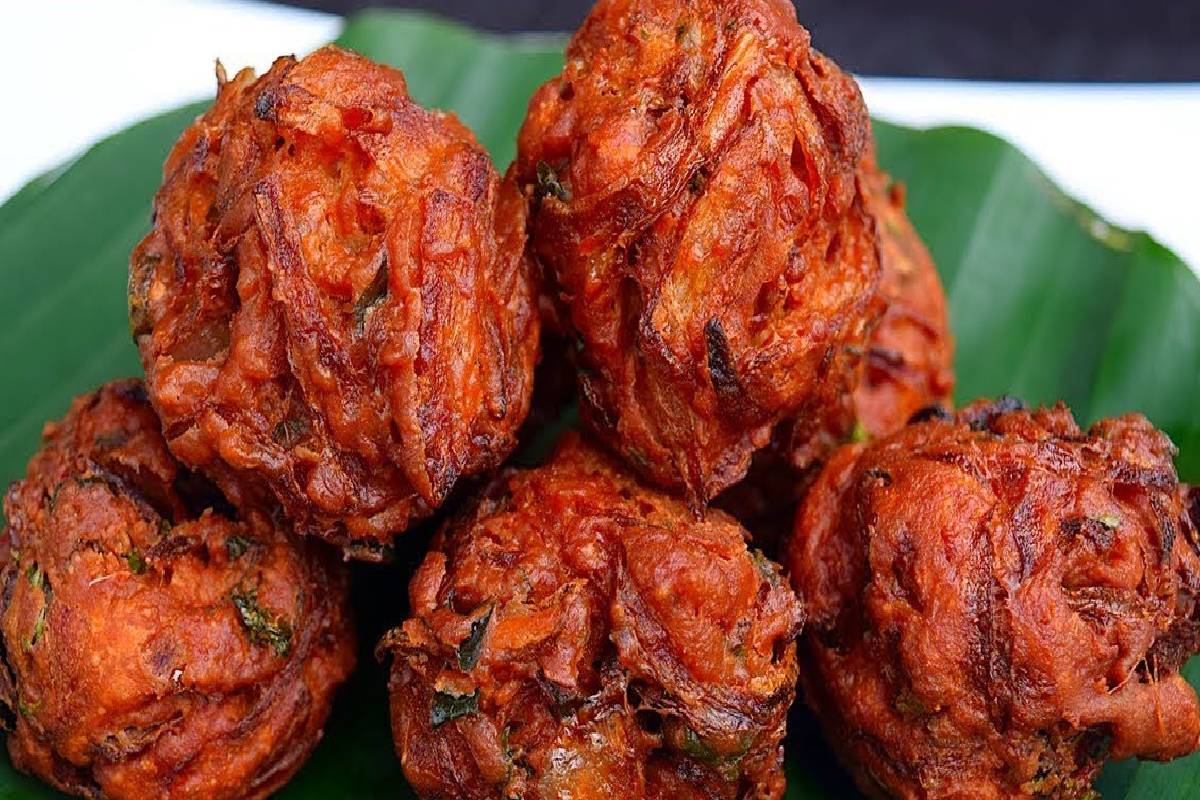 சுடச்சுட மொறு மொறு வெங்காய போண்டா – குழந்தைகளை குஷியாக்கும் எளிய ரெசிபி! | How To Make Crispy Onion Bonda At Home சுடச்சுட மொறு மொறு வெங்காய போண்டா – குழந்தைகளை குஷியாக்கும் எளிய ரெசிபி! | How To Make Crispy Onion Bonda At Home
