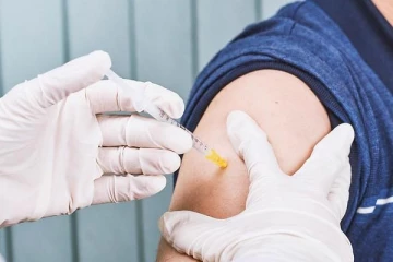 சுவிட்சர்லாந்தில் கொரோனா தடுப்பூசி பெற்ற முதல் பெண்மணிக்கு நேர்ந்த பரிதாபம்