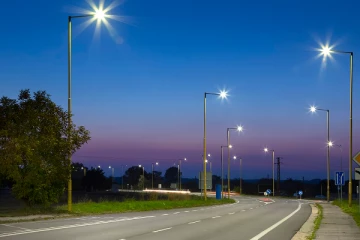 மின்வெட்டால் மக்கள் அவதி; பகலிலும்  எரியும் வீதி விளக்குகள்!