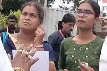 அதிக மார்க் எடுத்த என்னை விஜய் ஏன் அழைக்கவில்லை : கண்ணீருடன் மாணவி வாதம்