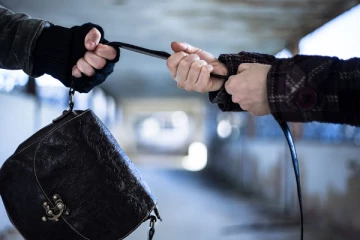 இணையத்தில் வெளியான விளம்பரத்தால் மூவருக்கு நேர்ந்த கதி!