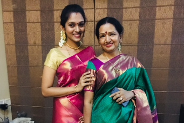 தனது மருமகளுடன் ரீல்ஸ் செய்த விஜய்யின் தாய் ஷோபா சந்திரசேகர்.. க்யூட் வீடியோ இதோ.. | Vijay Mother Shoba Reels With Pallavi Vinoth Kumar