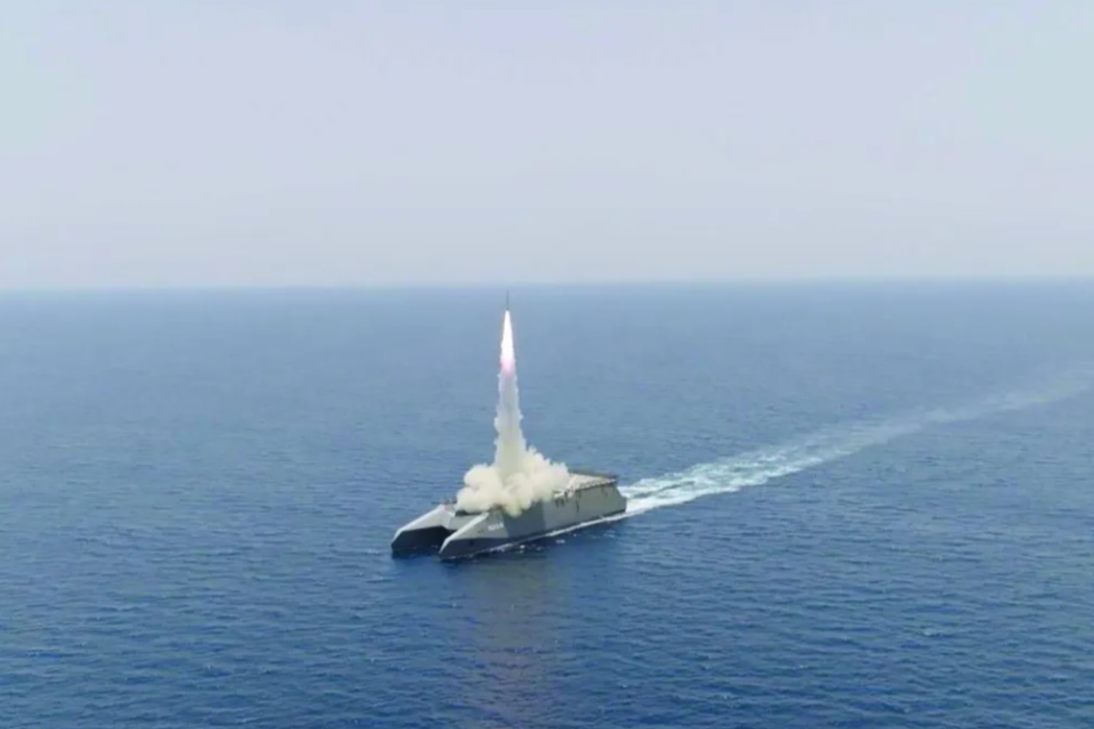 ஹோர்முஸ் நீரிணையில் பதற்றம்; ஏவுகணைகளால் ஈரான் பதிலடி | Tension Strait Of Hormuz Iran Retaliates Missiles