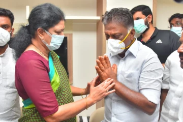 ஓ.பி.எஸ் கைகளைப் பிடித்தபடி ஆறுதல் கூறிய சசிகலா! 4 ஆண்டுகளுக்குப்பின் நேரில் சந்தித்த உருக்கமான தருணம்