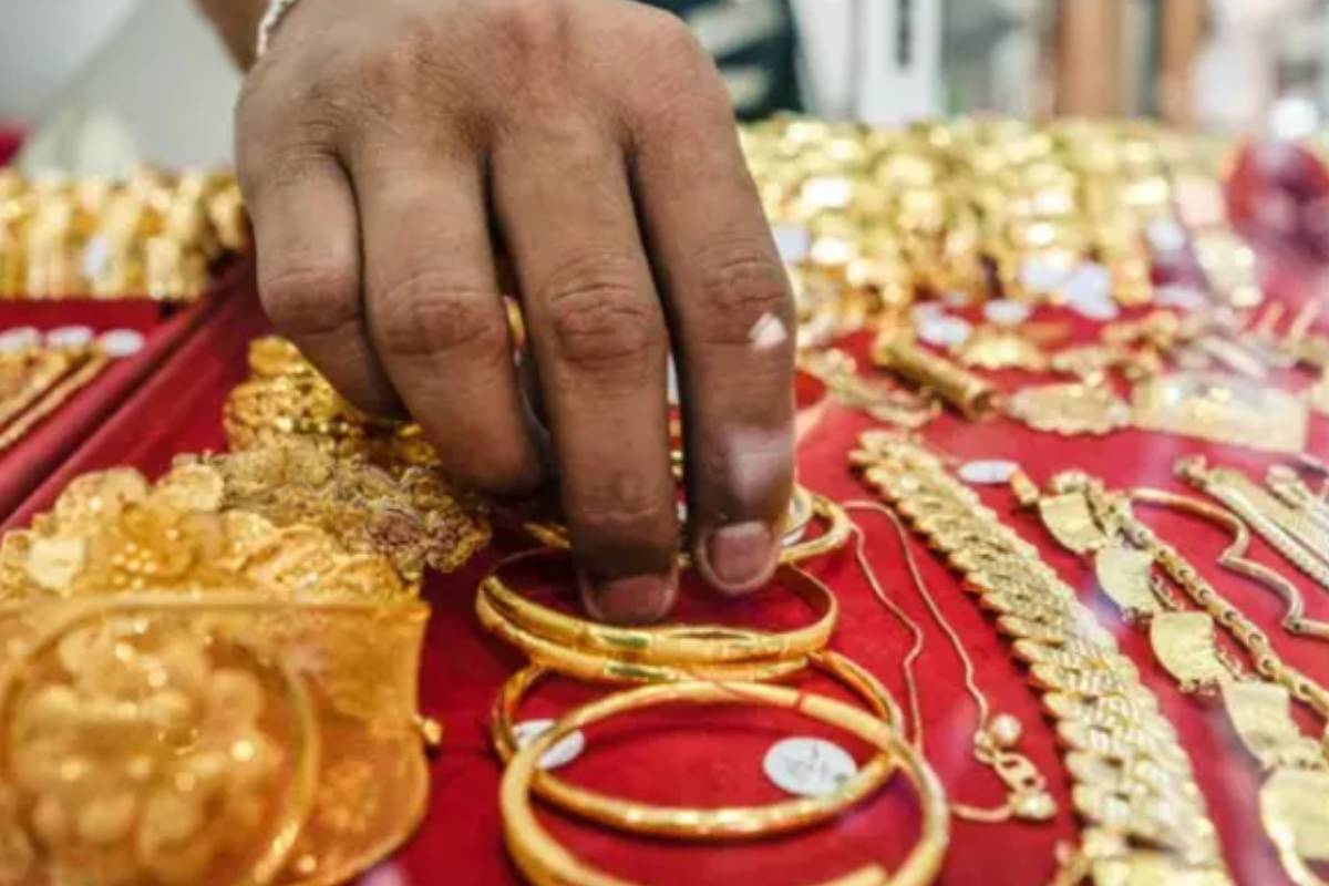 நகைக்கடையில் நூதன மோசடி ; பொலிஸார் தீவிர விசாரணை | Ingenious Fraud Jewellery Store Police Investigati நகைக்கடையில் நூதன மோசடி ; பொலிஸார் தீவிர விசாரணை | Ingenious Fraud Jewellery Store Police Investigati