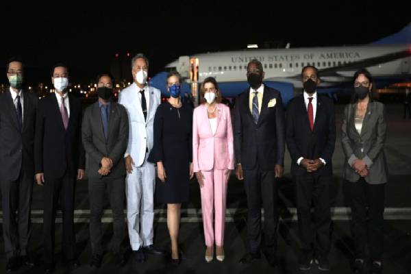 தைவான் சென்றார் நான்சி பெலோசி : பரபரப்பில் உலக நாடுகள்..! | Pelosis Tour China Imposes Taiwan