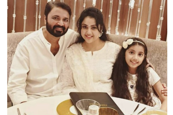 தந்தையின் இறுதி ஊர்வலத்தில் கதறி அழுத நடிகை மீனாவின் மகள்! | Meena S Daughter Cries At Father S Funeral