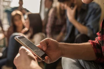 பெண்ணொருவரின் மோசமான செயல்; பிள்ளைகளுடன் சிக்கினார்!