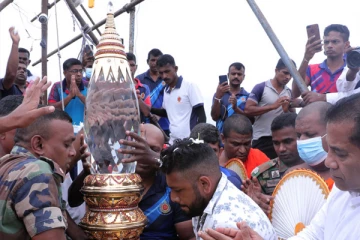 சந்தஹிரு ஸ்தூபியின் உச்சியில் கிரெஸ்ட் ரத்தினம் வைக்கப்பட்டது!