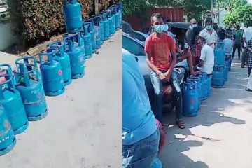 சமையல் எரிவாயு வாங்குவதற்கு நீண்ட வரிசையில் காத்திருந்த மக்கள்! வத்தளை பகுதியில் பதற்றம்