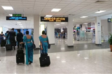 கட்டுநாயக்க விமான நிலையத்தில் மூவர் கைது