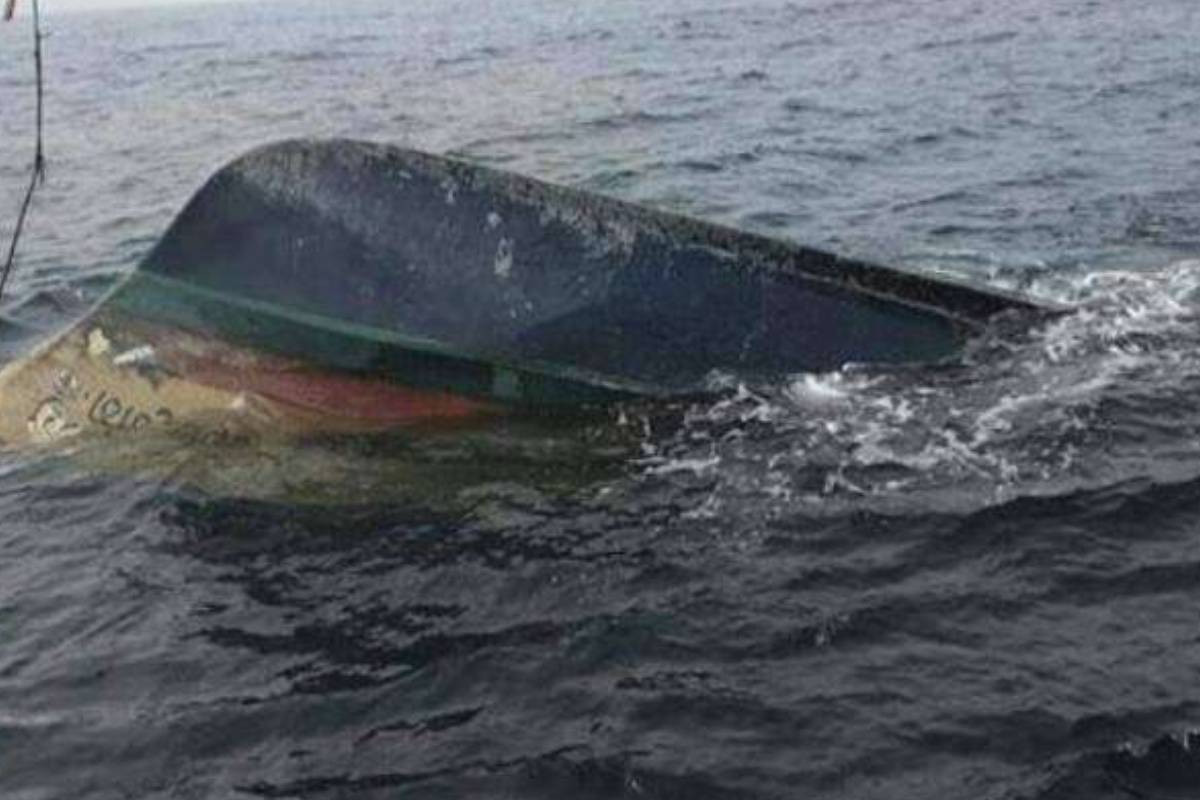 யாழ். நயினாதீவு கடலில் படகு கவிழ்ந்தது ; அதிர்ஷ்டவசமாக 10 பயணிகளும் உயிருடன் மீட்பு | Jaffna Boat Capsizes Sea Fortunately 10 Rescued