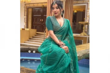 சேலையில் பிக் பாஸ் புகழ் சாக்ஷி அகர்வால் வேற லெவல் ஸ்டில்கள்