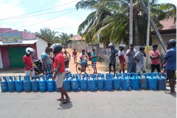 எரிவாயு தட்டுபாடு காரணமாக நாட்டில் சில பகுதிகளில் அமைதியின்மை(Photo)