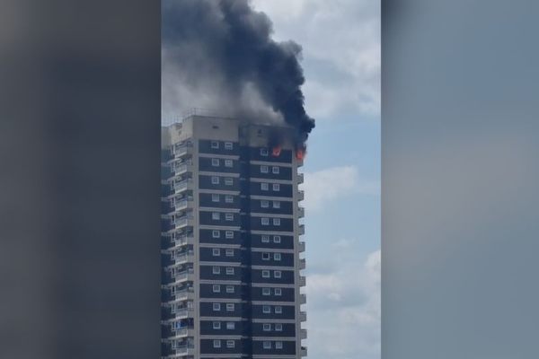 வெப்பத்தால் லண்டனில் ஏற்பட்ட தீ விபத்து! | Fire In London Due To Heat