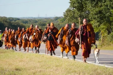 ලොවම බලා සිටි සාම පාගමනේ භික්ෂූන් තව සුළු මොහොතකින් ජය ශ්‍රී මහා බෝ සමිඳුන් අභියසට - හෙට සිට යන පාර මෙන්න