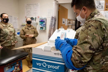 தடுப்பூசிகளை செலுத்தும் பணிகளில்  ஜப்பானிய இராணுவம்!