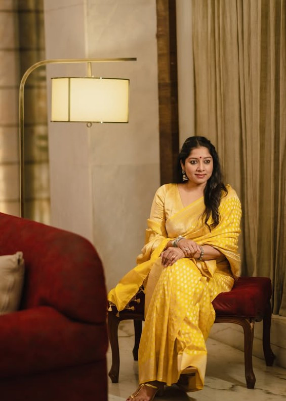 மஞ்சள் நிற புடவையின் அழகில் மயக்கும் Heart Beat Web தொடர் புகழ் அனுமோல் 4 Gallery