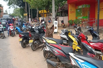 வவுனியா மாவட்ட செயலகத்திற்குள் வாகனங்கள் உட்செல்ல அனுமதி மறுப்பு