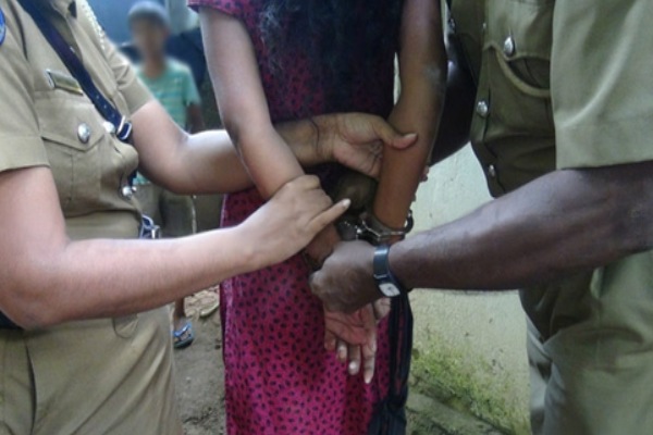 மசாஜ் நிலையத்திற்குள் போதைப்பொருளுடன் பிடிபட்ட பெண் ; சிக்க வைத்த பொலிஸ் நாய்கள் | Drugs Sold Under Cover Of Massage மசாஜ் நிலையத்திற்குள் போதைப்பொருளுடன் பிடிபட்ட பெண் ; சிக்க வைத்த பொலிஸ் நாய்கள் | Drugs Sold Under Cover Of Massage