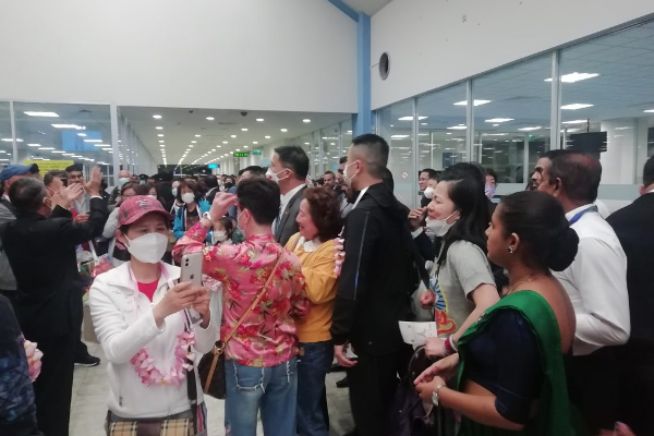 இலங்கை வந்த சீனப்பயணிகளுக்கு அமோக வரவேற்பு! | Great Welcome For Chinese Tourists Srilanka