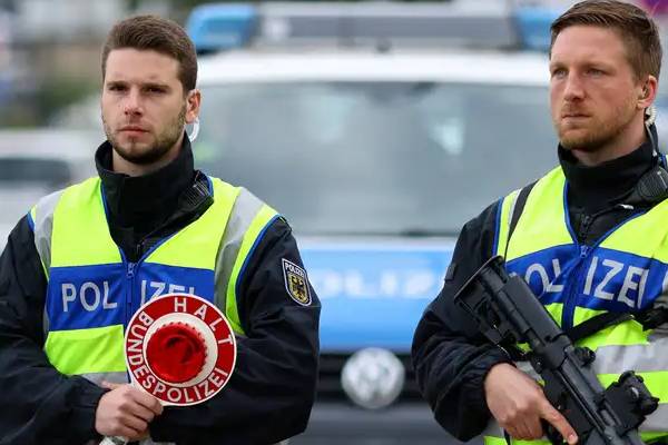 ஜேர்மனியில் பாதியாக குறைந்த புகலிடக்கோரிக்கைகள்: அமைச்சர் விளக்கம் | Asylum Applications Drop In Germany By Halfin 2025 ஜேர்மனியில் பாதியாக குறைந்த புகலிடக்கோரிக்கைகள்: அமைச்சர் விளக்கம் | Asylum Applications Drop In Germany By Halfin 2025