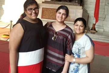 குஷ்பு மகளா இது? திரென்று அடையாளம் தெரியாமல் மாறிட்டாரே! காட்டுத் தீயாய் பரவும் புகைப்படம்