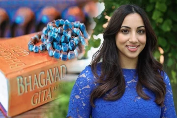 பகவத் கீதை மீது சத்தியப்பிரமாணம் செய்த இந்திய வம்சாவளி பெண்