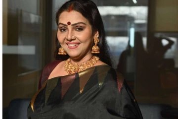 கணவருக்காக இந்த மதத்தில் இருந்து மாறிய பிக்பாஸ் பிரபலம்! கணவருடன் எடுத்து கொண்ட புகைப்படம்..