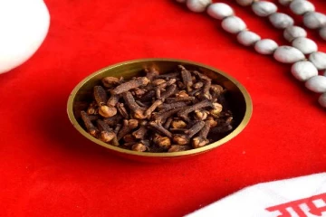 சக்திவாய்ந்த கிராம்பு வாஸ்து; தூங்கும் போது இதை செஞ்சாபோதும் - தினமும் பண மழை தான்!