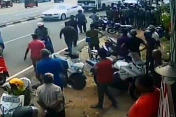 கம்பஹாவில் கூரிய கத்தியுடன் வந்த இரு திருடர்களை விரட்டி பிடித்த மக்கள் (video)