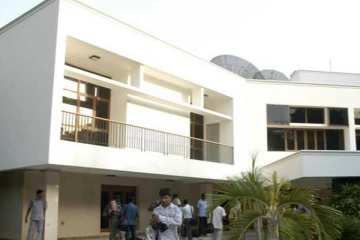 முன்னாள் முதல்வர் ஜெயலலிதா வாழ்ந்த வேதா இல்லம் யாருக்கு?   -  சென்னை ஐகோர்ட்டு இன்று தீர்ப்பு