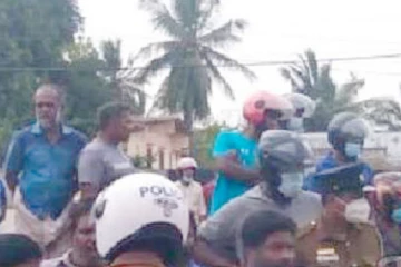 දියණිය බේරගන්න දුම්රියට පැන්න පියාට සිදුවූ දේ..