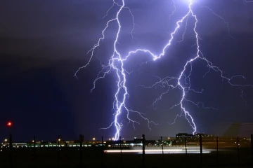 கடும் மின்னல் ;வடக்கு கிழக்கு உட்பட 20 மாவட்டங்களுக்கு சிவப்பு எச்சரிக்கை