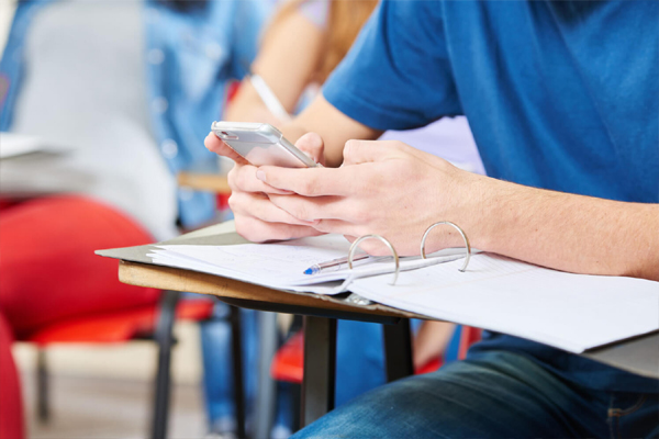 செல்போனை இப்படி வைத்து பயன்படுத்துறீங்களா? துரத்தும் புதிய டிஜிட்டல் நோய் | Phone Use Person Attack Text Neck Syndrome செல்போனை இப்படி வைத்து பயன்படுத்துறீங்களா? துரத்தும் புதிய டிஜிட்டல் நோய் | Phone Use Person Attack Text Neck Syndrome